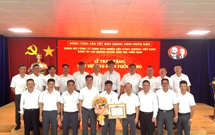 LỄ TRAO TẶNG HUY HIỆU 35 NĂM TUỔI ĐẢNG TẠI CHI NHÁNH SKYPEC KHU VỰC MIỀN NAM  